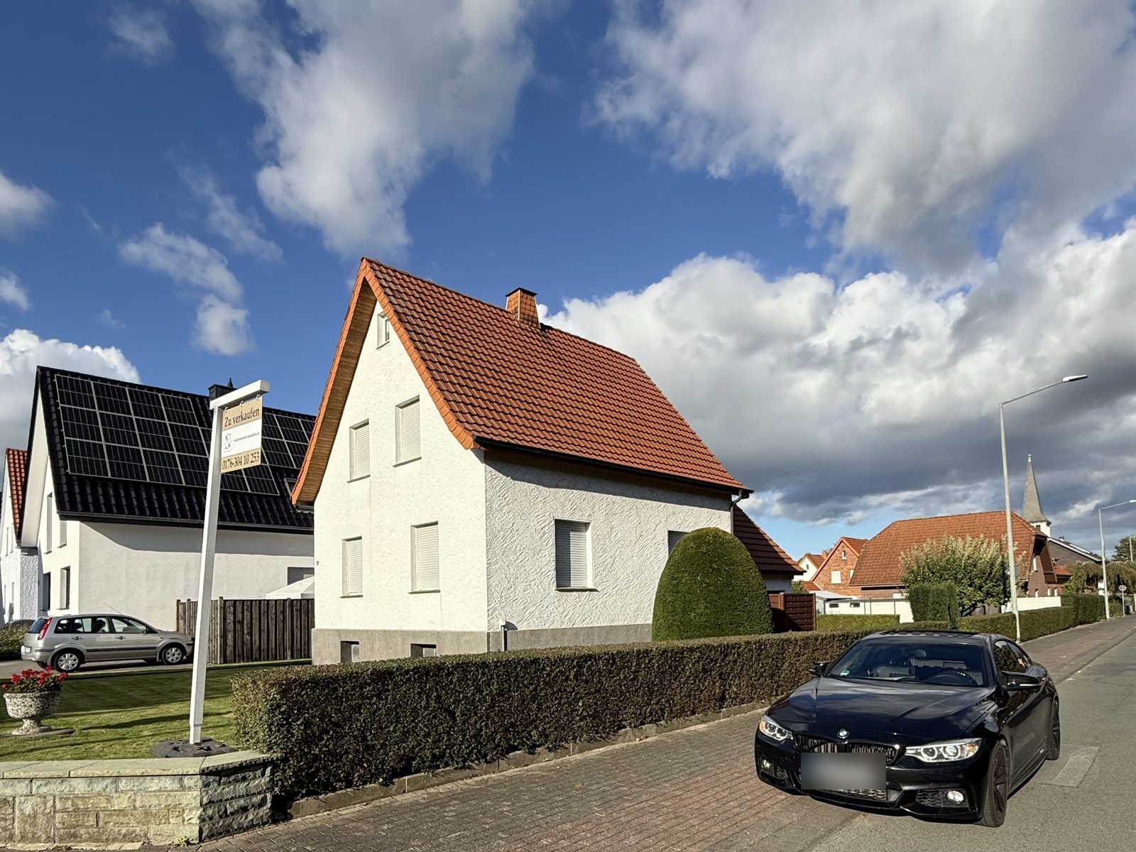Verkauftes Einfamilienhaus mit Verkaufsschild von Schalke Immobilien